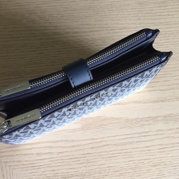 Michael Kors Navy Double Zip Phone Wallet Wristlet - Picture 3 of 10